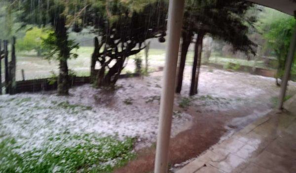 Chuva de granizo causa danos na localidade de Faxinal dos Mineiros