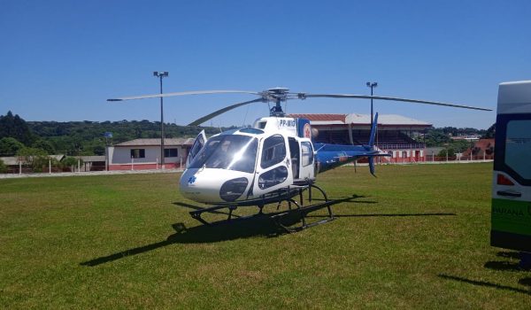 Helicóptero do SAMU faz a transferência de senhor que se acidentou com uma retroescavadeira