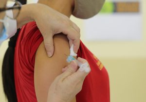 Secretaria do Estado da Saúde  esclarece: pode tomar a vacina contra Covid-19 e Influenza tendo sintomas gripais?