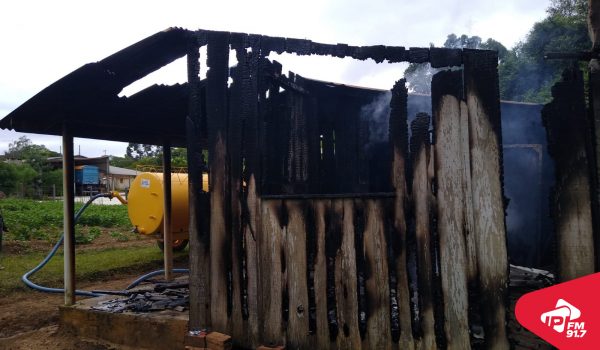 Residência em Pinheiral de Baixo é totalmente destruída pelo fogo