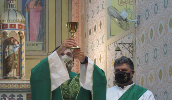 Paroquianos se organizam para participar de missa de posse do Padre Leandro