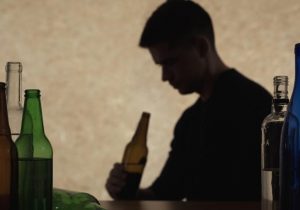 Dia de Combate ao Alcoolismo: Psicóloga explica como oferecer e buscar ajuda