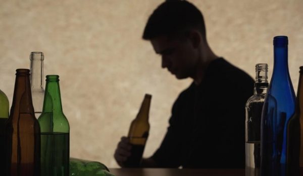 Dia de Combate ao Alcoolismo: Psicóloga explica como oferecer e buscar ajuda