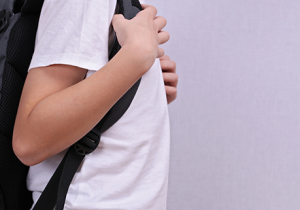 Fisioterapeuta alerta sobre excesso de peso nas mochilas escolares