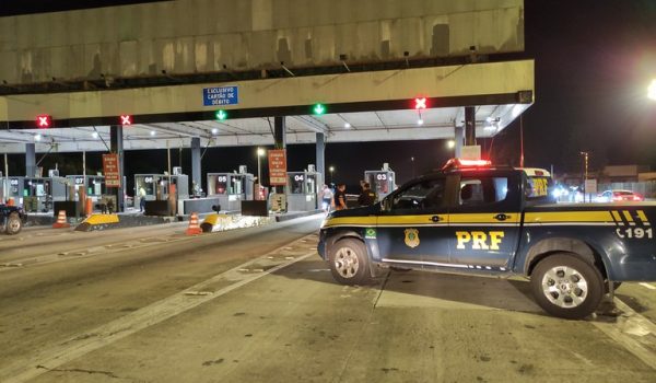 PRF prende quatro homens furtando praça de pedágio