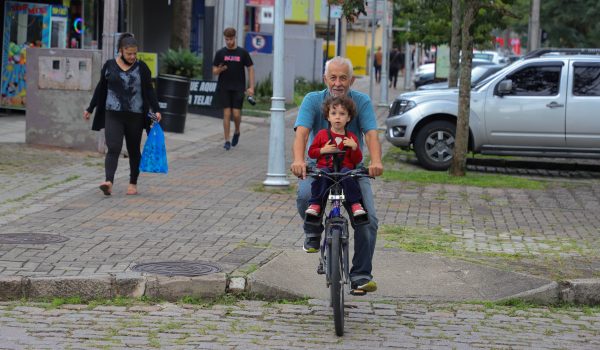 Em novo decreto, governador  do Paraná libera circulação sem máscaras em ambientes fechados