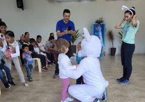 Crianças assistidas pela ASIC recebem ovos de Páscoa