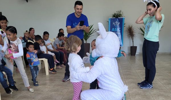 Crianças assistidas pela ASIC recebem ovos de Páscoa