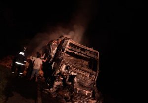 Corpo de Bombeiros de Palmeira atende incêndio de caminhão carregado de fumo em São João do Triunfo