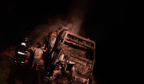Corpo de Bombeiros de Palmeira atende incêndio de caminhão carregado de fumo em São João do Triunfo