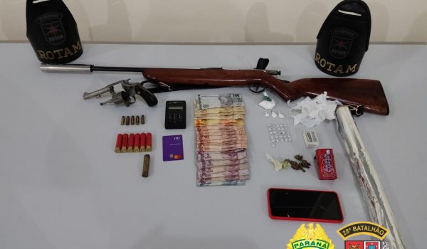 PM faz abordagem e apreende armas de fogo, entorpecentes, dinheiro, celular e até máquina de cartão