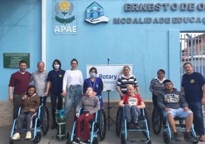 Rotary destina nove cadeiras de rodas para alunos da Apae de Palmeira