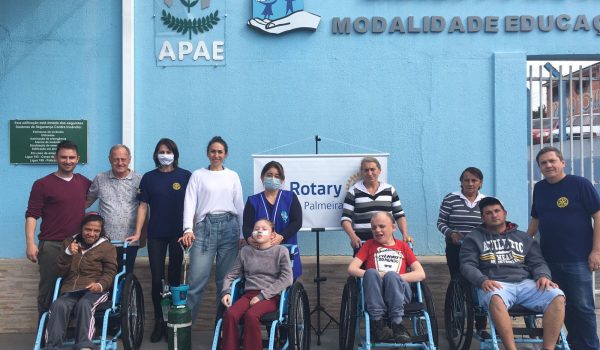 Rotary destina nove cadeiras de rodas para alunos da Apae de Palmeira