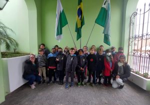 Alunos da Escola Municipal Professor Eurides Teixeira de Oliveira visitam a Câmara Municipal