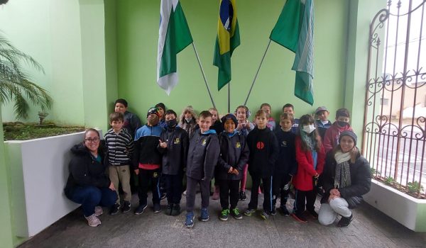 Alunos da Escola Municipal Professor Eurides Teixeira de Oliveira visitam a Câmara Municipal