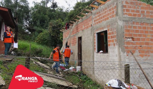 Saiba como vem sendo realizado o trabalho da Defesa Civil após temporal de domingo (29)