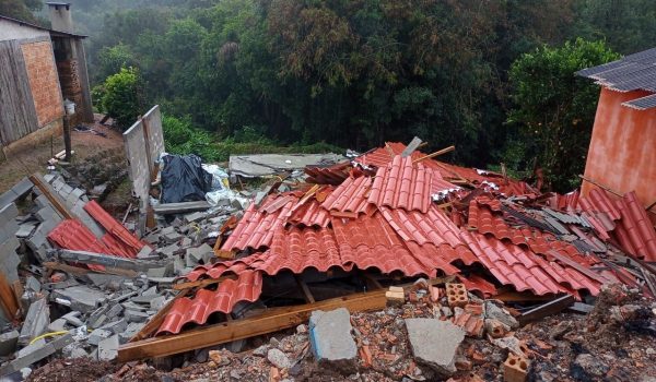 Chuva provoca desabamento de residência em Porto Amazonas