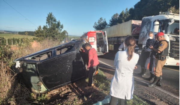Motorista morre em capotamento de carro na PR-151 entre Palmeira e Ponta Grossa