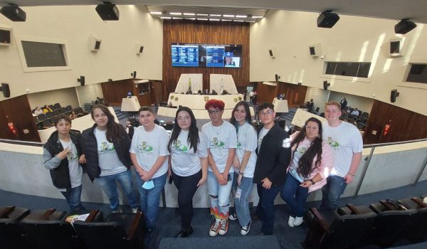 Parlamentares Jovens visitam a Assembleia Legislativa do Paraná