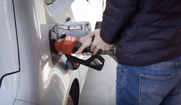 Técnica do Procon comenta como denunciar postos de combustíveis que não aplicaram redução nos preços