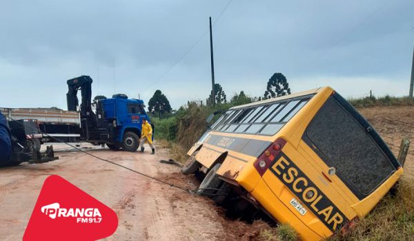 Ônibus escolar se envolve em acidente no interior do município