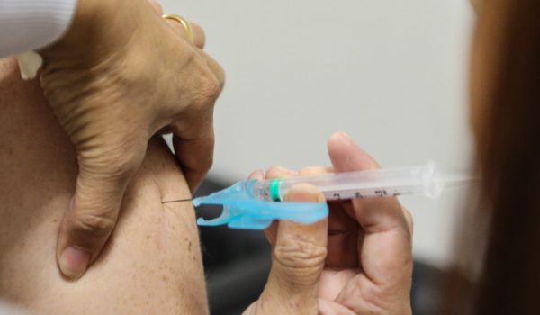 Repescagem primeira dose da vacina contra Covid-19 acontece nesta semana; saiba quem pode participar