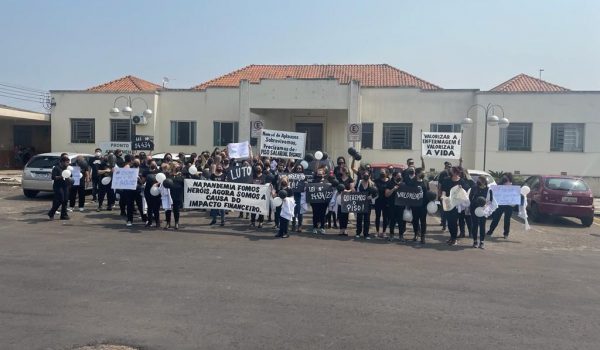 Profissionais de Palmeira se manifestam contra suspensão do piso nacional de enfermagem