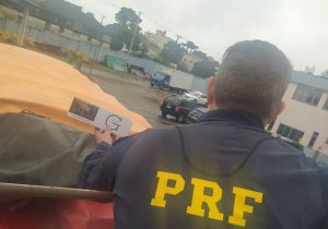 PRF apreende caminhão carregado com cigarros paraguaios em Ponta Grossa