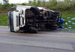 Duas pessoas morrem em colisão entre automóvel e caminhão na BR 277, em Palmeira