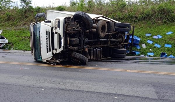 Duas pessoas morrem em colisão entre automóvel e caminhão na BR 277, em Palmeira