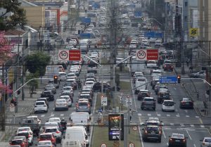Cerca 47% dos veículos do Paraná estão com o licenciamento irregular, afirma o Detran