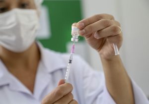 Estoque de vacina contra Covid-19 deve ser abastecido nesta semana, diz Prefeitura