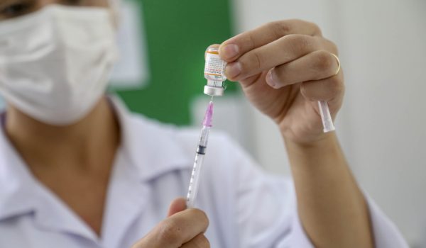 Estoque de vacina contra Covid-19 deve ser abastecido nesta semana, diz Prefeitura