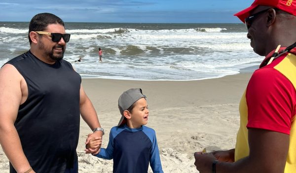 Corpo de Bombeiros orienta sobre retirada de pulseirinhas e cuidados com crianças nas praias