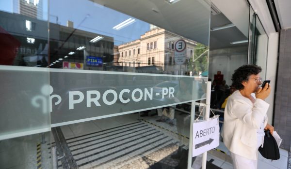 Procon-PR alerta para golpes envolvendo repasses do governo federal a famílias