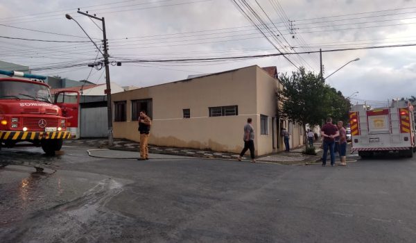 Corpo de Bombeiros atende incêndio em residência no Centro de Palmeira