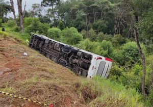 Sete pessoas morrem em tombamento de ônibus na BR 277, em Fernandes Pinheiro