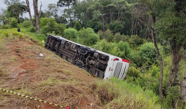 Sete pessoas morrem em tombamento de ônibus na BR 277, em Fernandes Pinheiro