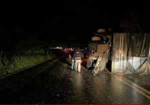 PRF atende acidente envolvendo caminhão carregado de milho e van na BR 277, em Palmeira