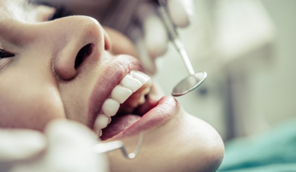 Dentista explica sobre doença periodontal e gengivite