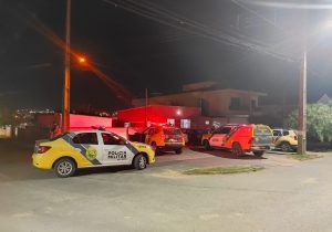 Polícia Militar realizou operação no centro e bairros do município na noite deste sábado (25)