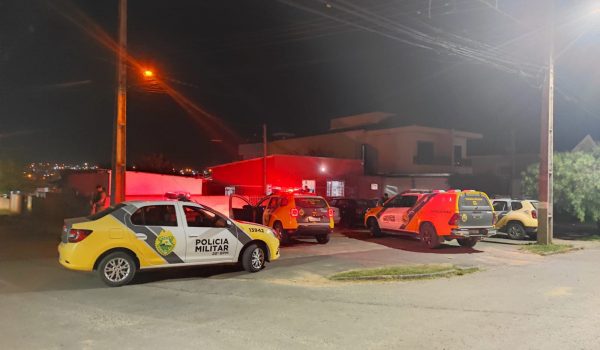 Polícia Militar realizou operação no centro e bairros do município na noite deste sábado (25)