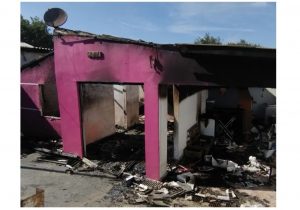 Casa no Rocio II foi destruída pelo fogo no domingo (26)