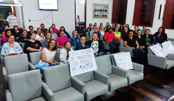 Sessão Ordinária da Câmara contou com manifestação de professores municipais