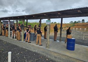 Policiais Militares participam de treinamento com Fuzil na Lapa