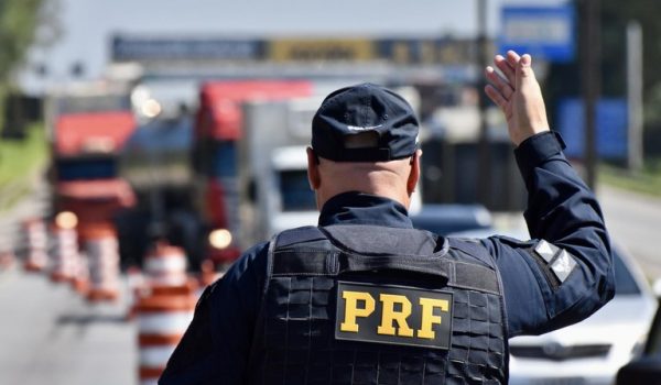 Após avaliação técnica, PRF decide suspender restrição de caminhões nas BRs 277 e 376 no Paraná