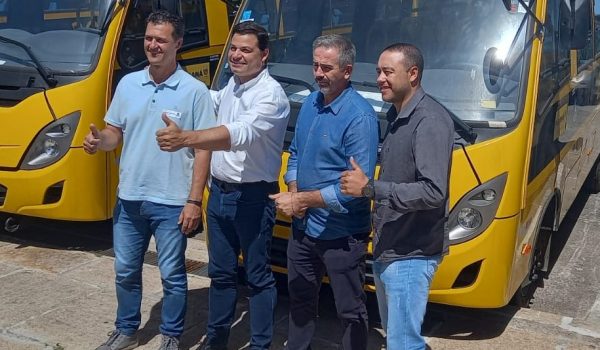 Município recebe dois novos ônibus do Programa Caminhos da Escola