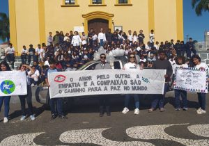 Professores e alunos do Colégio Estadual Coronel David Carneiro realizaram a Caminhada da Paz 