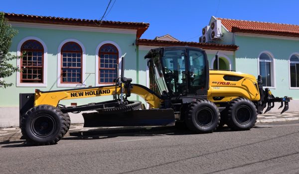 Prefeitura de Palmeira recebeu motoniveladora na quinta-feira (20)