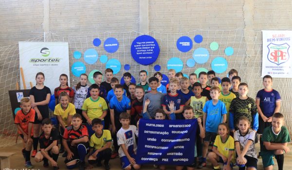 Professor da Escolinha de Futebol de Pinheiral de Baixo destaca as atividades desenvolvidas